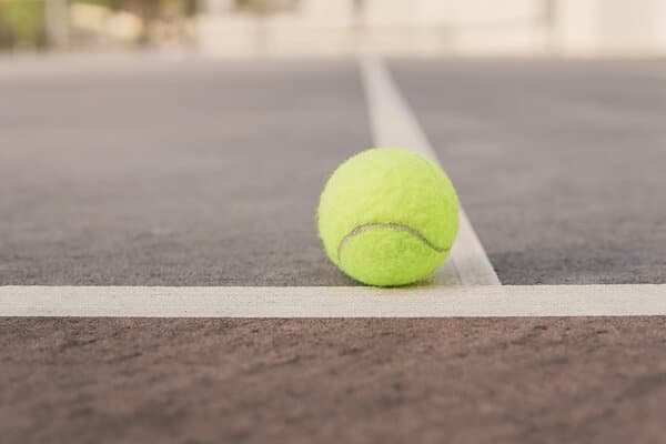 US Open Wetten - Tennisball auf einem Tennisplatz