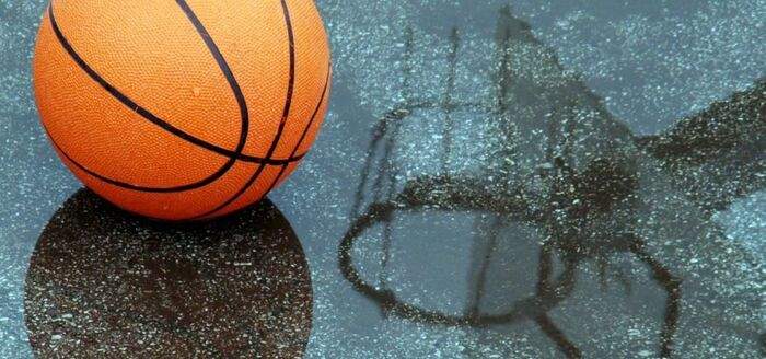 Basketball auf dem Feld im Regen